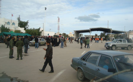 Grande affluence de Libyens au passage frontalier de Ras Jedir 