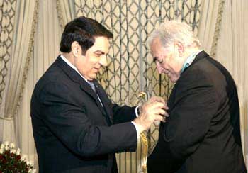 Tunisie : Ben Ali décore Strauss-Kahn des insignes de Grand Officier de l'Ordre de la République