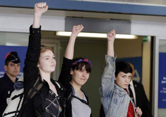  Les 3 Femen, de retour chez elles : Nous avons t tabasses et humilies, mais nous ne regrettons rien (vido)