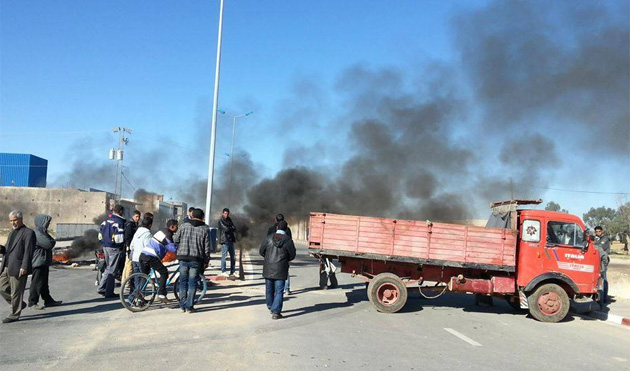 Des routes coupées dans plusieurs villes tunisiennes