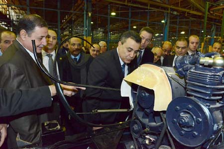 Mehdi Jomâa visite la société nationale des automobiles industrielles à Alger