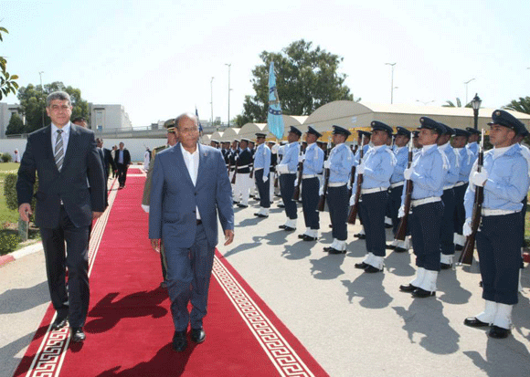 Tunisie – Moncef Marzouki visite le centre national de la cartographie et de la télédétection