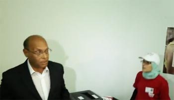 Le président de la République oublie sa carte d'identité et ne peut s'enregistrer pour les élections (vidéo)
