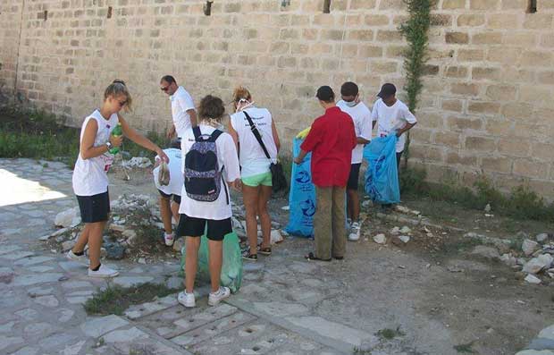 Photo du jour : Quand des trangers nettoient la salet des Tunisiens !