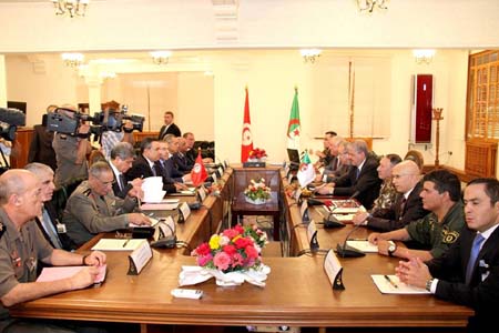 Visite de Mehdi Jomâa en Algérie : Pour un renforcement de la coopération sécuritaire et militaire