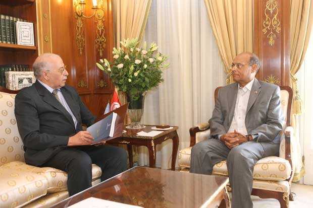 Tunisie - Chedly Ayari remet à Moncef Marzouki le rapport annuel 2013 de la BCT (vidéo)