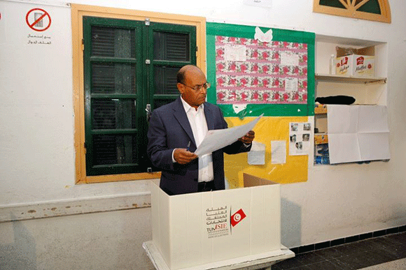 Moncef Marzouki chahut  sa sortie du bureau de vote (vidos)