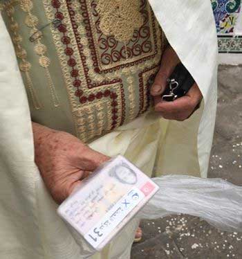 Tunisie  Lgislatives : Des lecteurs illettrs, orients pour voter Ennahdha (vido)