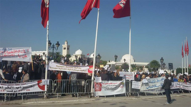 Tunisie  Rassemblement de protestation des enseignants du secondaire  la Kasbah