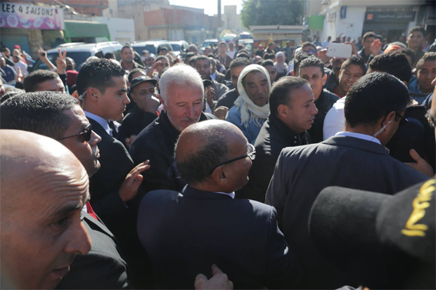  Moncef Marzouki s'offre un bain de foule  Douar Hicher et Oued Ellil
