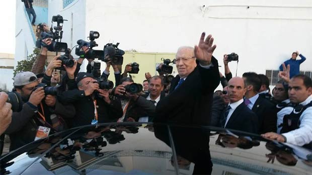 Tunisie - Bji Cad Essebsi accueilli chaleureusement au bureau de vote de La Soukra (vido)