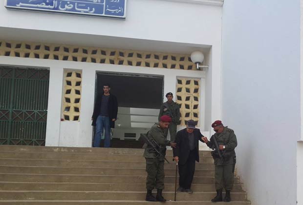 Tunisie - L'arme, toujours l pour aider le peuple