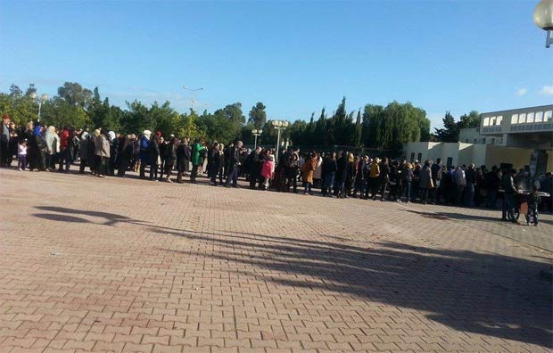 Les files d'attente sont devant le Parc du Kram au lieu des bureaux de vote !