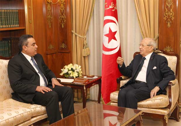 Mehdi Jomâa présente la démission de son gouvernement à Béji Caïd Essebsi (vidéo)