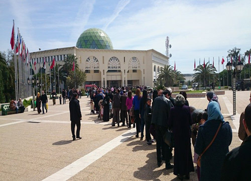 Photo du jour- Les Tunisiens font la queue  la foire du Livre