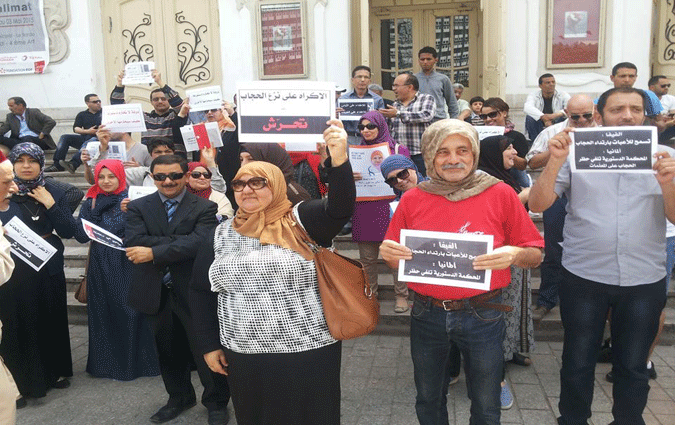 Samir Ben Amor, Yassine Ayari et Halima Malej manifestent contre l'interdiction du port du voile aux htesses Tunisair