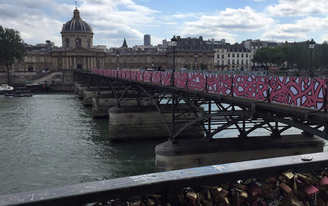 Le Tunisien El Seed participe  la mtamorphose du pont des Arts  Paris