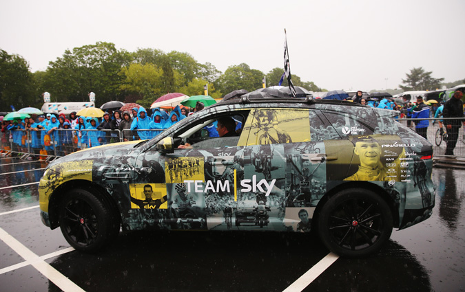 Avec un habillage spcial pour son prototype F-PACE, Jaguar la victoire de Team Sky sur le Tour de France
