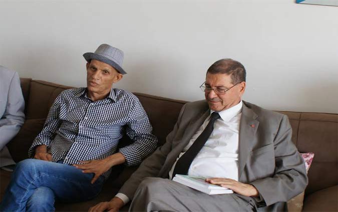 Habib Essid visite Sghaier Ouled Ahmed  son domicile