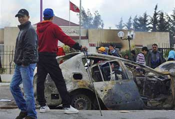 Entre info et intox, les Tunisiens paniqués devant le risque du chaos