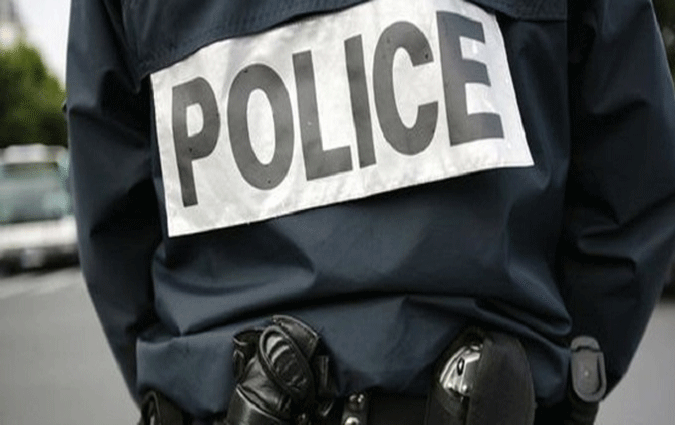 Le ministre de l'Intrieur suspend un policier suspect de corruption et le poursuit en justice