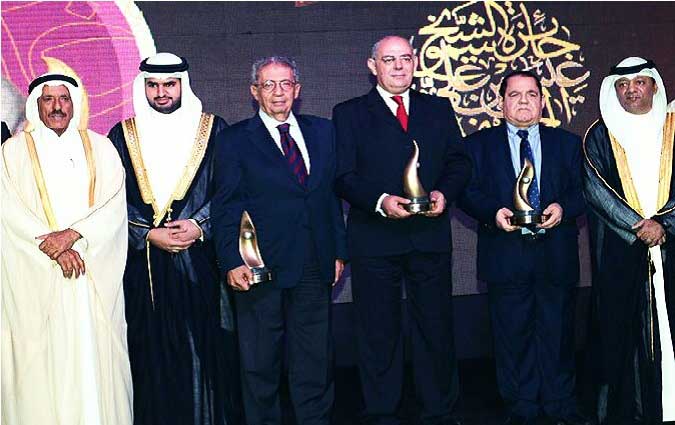 Samir Labidi reoit le prix Cheikh Issa Ben Ali Al-Khalifa du bnvolat