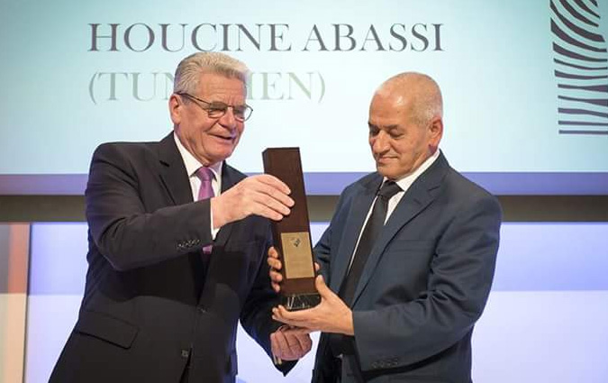 Houcine Abassi reoit  Berlin le prix de la fondation allemande pour l'Afrique par le prsident allemand
