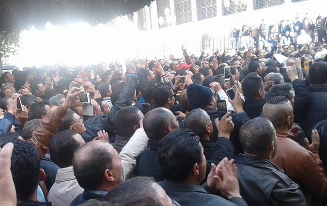 Des protestataires du syndicat des forces de scurit pntrent de force l'enceinte de la prsidence du gouvernement
