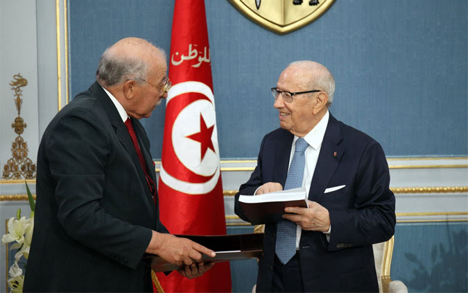 Chedly Ayari remet  Bji Cad Essebsi le rapport annuel de la BCT pour 2015

