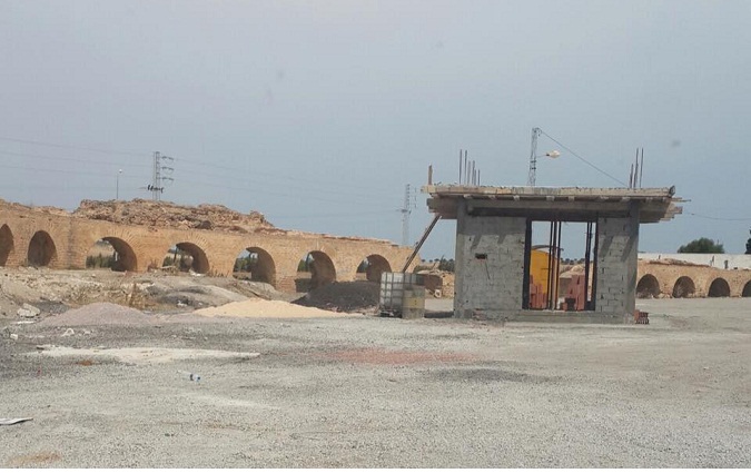 Une construction anarchique au milieu de l'aqueduc de Zaghouan 