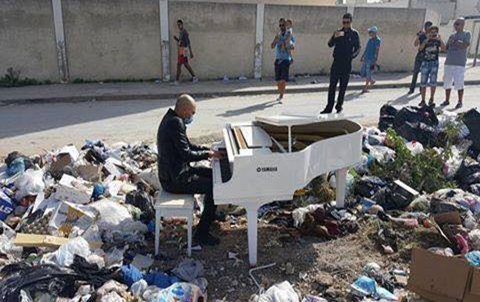 Photo du jour : Un piano pour dnoncer l'amoncellement des ordures !