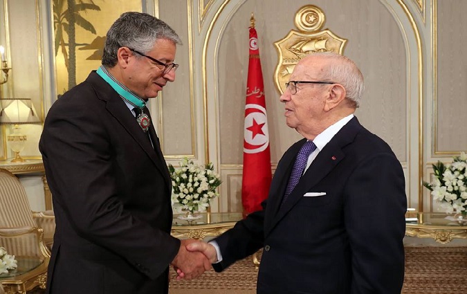 Béji Caïd Essebsi décore le directeur général des archives nationales