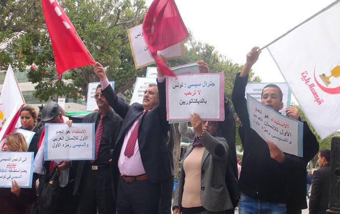 A l'avenue Bourguiba, Hechmi Hamdi manifeste contre la visite d'Al Sissi en Tunisie