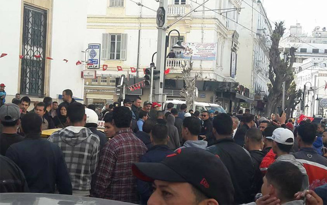 Manifestation des vendeurs ambulants devant le sige du gouvernorat de Tunis

