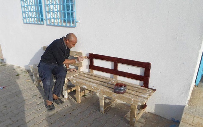 Un citoyen installe des bancs pour les malades devant le dispensaire  Bayati   Djerba