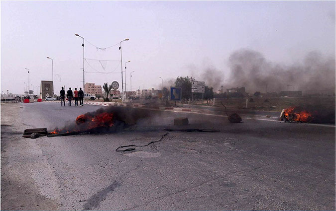 Situation de chaos  Kairouan : Des pneus brls, des routes bloques et des citoyens racketts