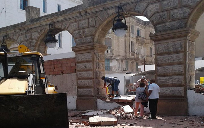 Les services municipaux dmolissent un mur construit illgalement aux Arcades de Bab B'har