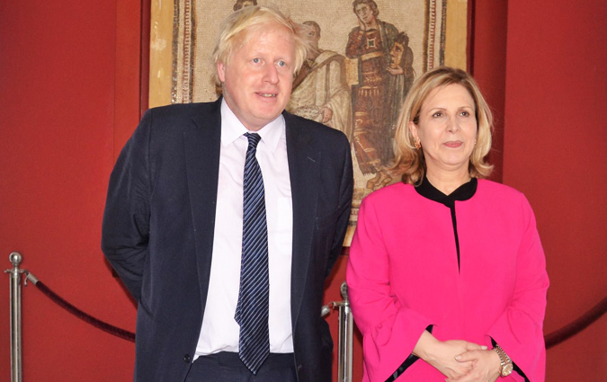 Salma Elloumi reoit Boris Johnson au muse du Bardo