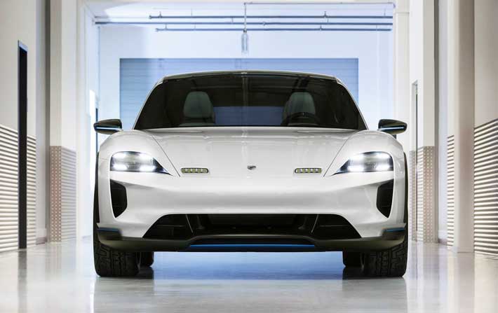 Premire mondiale pour le concept du premier CUV de Porsche, Mission E Cross Turismo
