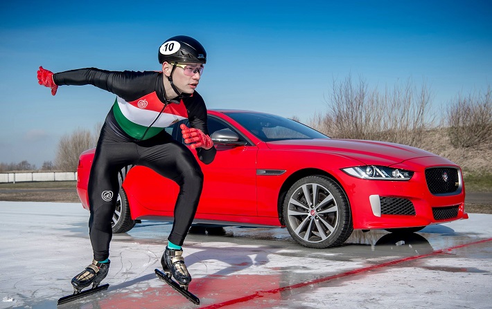 XE 300 Sport : La nouvelle Jaguar gagne une course sur glace indite !