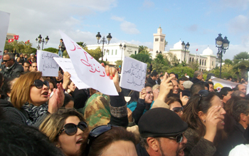 Tunisie - Les journalistes à la Kasbah font face aux sympathisants d'Ennahdha