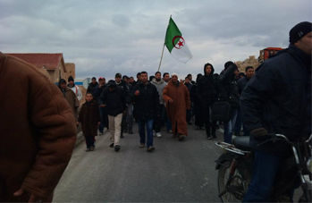 Le désespoir pousse des Tunisiens à porter le drapeau algérien et à se diriger vers les frontières