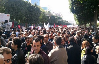 Tunisie - Des manifestants devant le siège de l'UGTT scandent la chute du gouvernement (vidéo)
