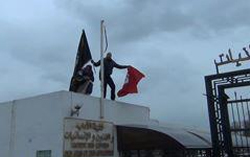 Bureau du doyen saccagé, drapeau tunisien déchiré, tension extrême à la Faculté de la Manouba (vidéo)