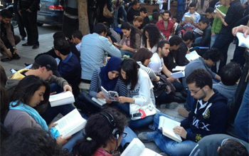 Tunisie - Manifestation littéraire sur l'avenue Habib Bourguiba