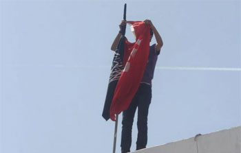 Tunisie - A Kélibia, des salafistes empêchent une conférence et profanent le drapeau national