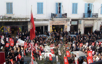 Présence massive de protestataires devant le siège de l'UGTT à Tunis