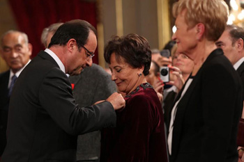 Souhayr Belhassan, décorée de l'insigne de Chevalier de la légion d'honneur par le président français François Hollande