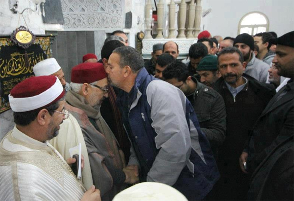 La photo du jour : On fait la queue pour embrasser la tête de Ghannouchi