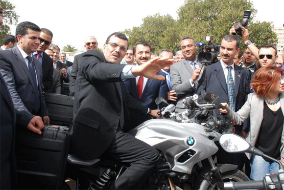 Photo du jour : Ali Laârayedh joue au chef du gouvernement cool